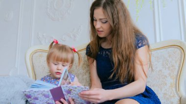 Genç anne ve küçük kızı fotobook 'a benziyorlar.