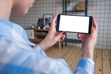 Model resmi - beyaz ekranlı siyah akıllı telefon tutan kadın