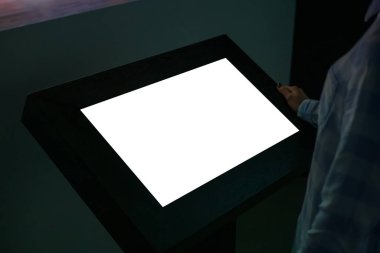 Model resmi - beyaz dokunmatik ekran kioska bakan kadın