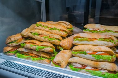 Salatalı, somonlu ve jambonlu sandviçler.
