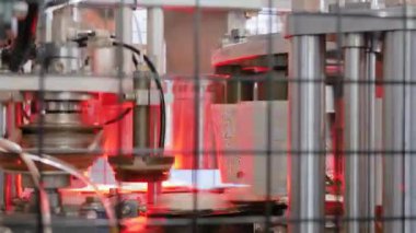 Sergi sırasında otomatik öğütücü kahve kağıdı yapma makinesi