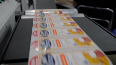 Yazdırılmış etiketleri hızlı hareket ettiren slitter geri sarma denetleme makinesinin ileticisi