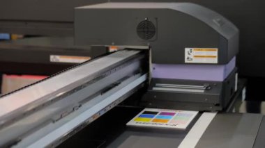 Büyük biçim yazdırma - matbaada çalışırken UV dijital düz yatak yazıcısı