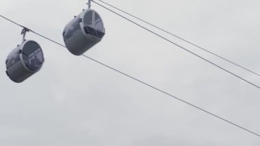 Gri gökyüzüne karşı teleferik kaldırma sistemi - kamuya açık tansiyon