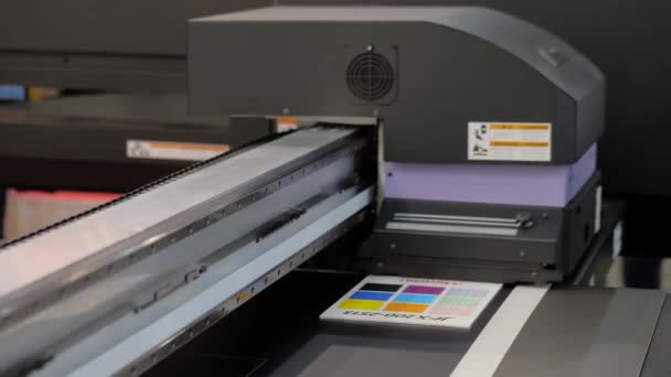 Impression grand format - Imprimante numérique UV à plat pendant le travail à l'imprimerie — Video