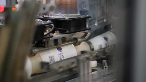 Automatische verwijdering koffie papier cup making machine tijdens het werk op de tentoonstelling — Stockvideo