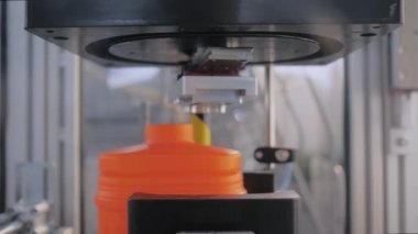 Döner kubbe budayıcı boş turuncu plastik bidonları konveyör bandında keser