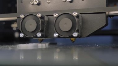 Üç boyutlu yazdırma makinesi fiziksel 3B modeli yazdırır