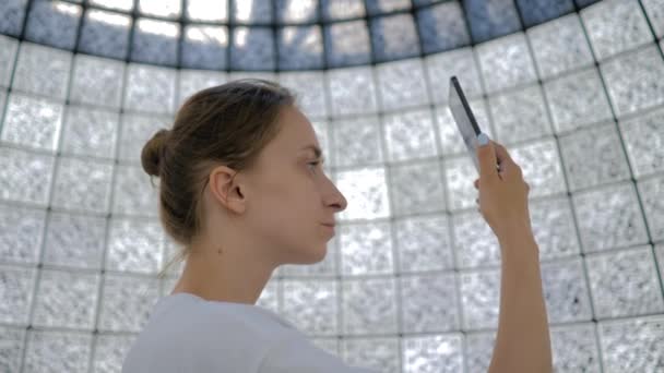 Retrato de mujer contra pared con códigos qr en exposición futurista — Vídeo de stock