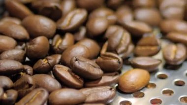 Çalışma sırasında kahve kızartma makinesi - karıştırma ve kızartma işlemi: yavaş çekim