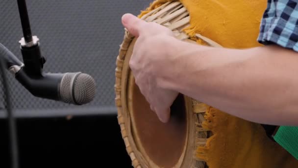 Zeitlupe: Männerhände spielen ethnische Percussion Drum mrdanga: Nahaufnahme — Stockvideo