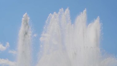 Çeşme suyu mavi gökyüzüne sıçrıyor - yavaş çekim