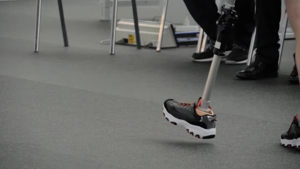 Zdravotně postižený muž s protézou nohou kráčí před porotou v konkurenci — Stock video