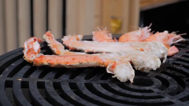 Slow motion: process of cooking fresh red crab legs and prawns on grill — Stock Video