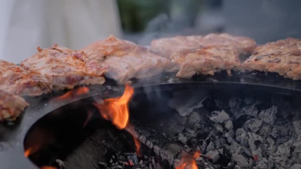 Zpomalený pohyb: proces vaření masových steaků na pánvi s horkým plamenem - zblízka — Stock video