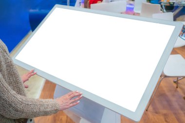 Beyaz ekran konsepti - kadın boş etkileşimli beyaz ekran kioskuna bakıyor