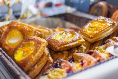 Fransız pastanesinin tezgahında satılık taze pişmiş tatlı çeşitleri.