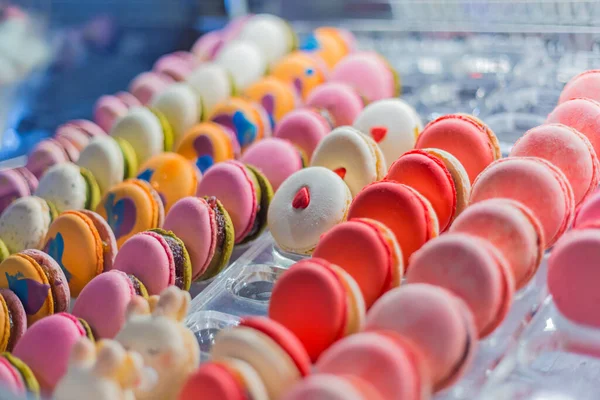 Kolorowe makarony na sprzedaż na stoisku cukierni — Zdjęcie stockowe