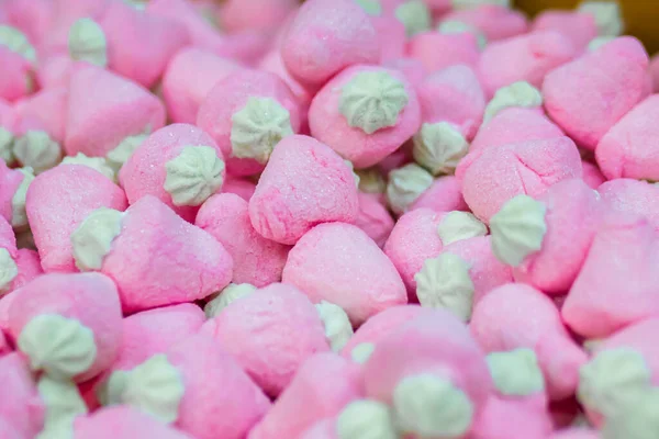 Színes, finom mályvacukor cukorka eladó a bolti pulton — Stock Fotó