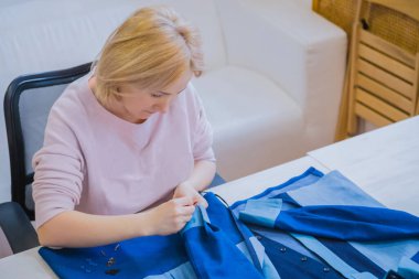 Atölyede dikiş dikmek için kadın terzi ceketi - moda konsepti