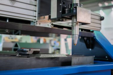 Metal sergilerde metal levha ile çalışan plazma kesme makinesi