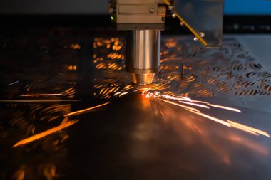 Lazer kesme makinesi koyu kıvılcımlı metal levha ile çalışıyor