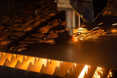 Kumaşta kıvılcımları olan metal levha ile çalışan lazer kesme makinesi: Kapat