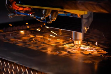 Lazer kesme makinesi koyu kıvılcımlı metal levha ile çalışıyor