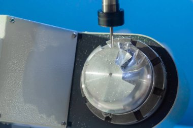 Otomatik dönüş makinası fabrikada metal işçiliği kesiyor