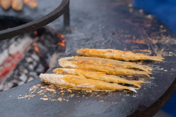 Хрустящая жареная европейская рыба на черной жаровне на фестивале уличной еды — стоковое фото