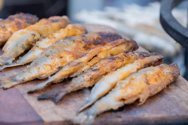 食の祭典で木製のまな板の上にクリスピーなパンヨーロッパの魚 — ストック写真