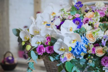 Çiçekçide çiçekli büyük bir sepet.