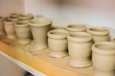 Çömlek atölyesinde tamamlanmamış kupalar - kapatın