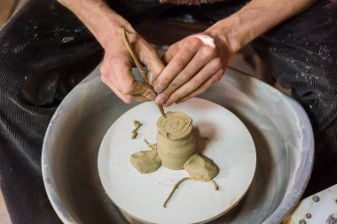 Görüntüyü kapat - atölyede özel araçla profesyonel çömlekçi şekillendirme kupası