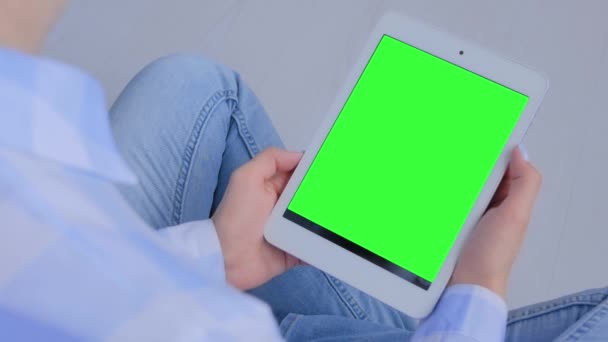 Vista de cerca: mujer usando tableta con pantalla verde en blanco - concepto de clave de croma — Vídeos de Stock