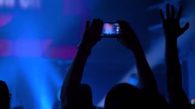 Ağır çekim: insanlar akıllı telefonlu canlı müzik konseri videoları kaydediyor