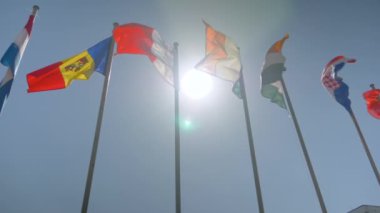 Rüzgarda dalgalanan renkli bayraklar - süper yavaş çekim - diplomasi konsepti