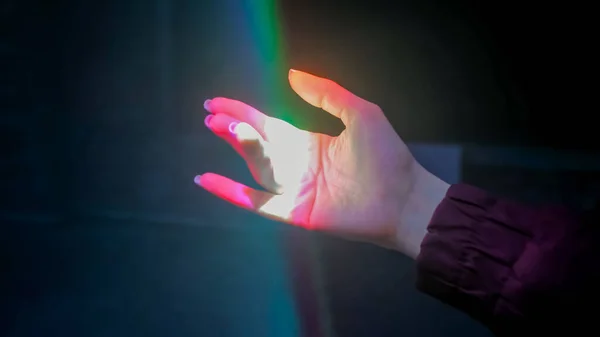 Vrouw bewegende hand onder kleurrijke laserstralen - close-up view - visuals concept — Stockfoto