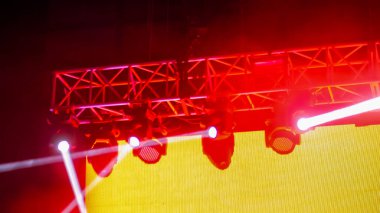 Gece kulübünde sahne için renkli kırmızı konser aydınlatma ekipmanları