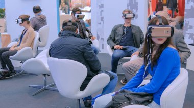 Teknoloji fuarında sanal gerçeklik kulaklığı kullanan bir grup insan