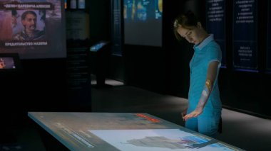 Modern tarih müzesinde etkileşimli görüntü kullanan kadın