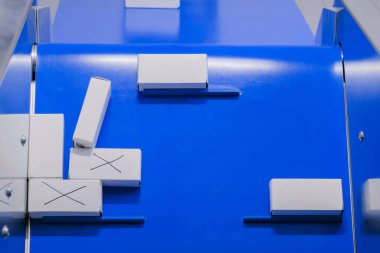 Üst görünüm - taşıma bandı üzerinde beyaz küçük karton kutular taşınıyor