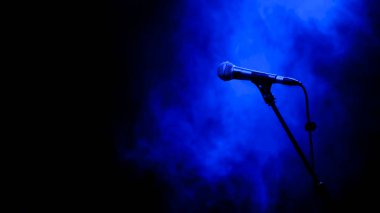 Mavi ışıklı ve mikrofonlu serbest sahne