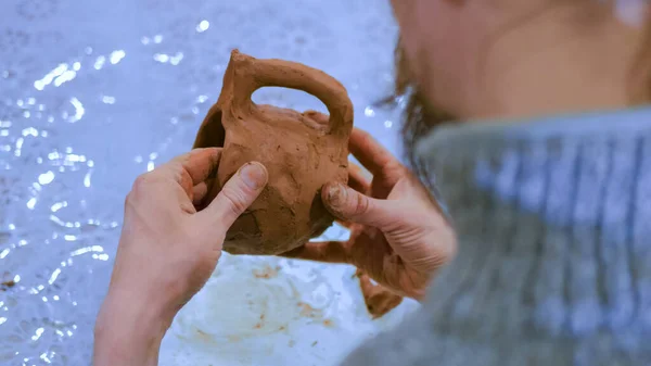 Professionele mannelijke pottenbakker maken mok in aardewerk workshop — Stockfoto