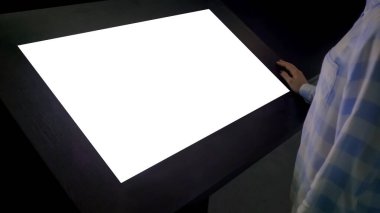 Sergide boş beyaz ekran kioskuna bakan kadın - beyaz ekran konsepti