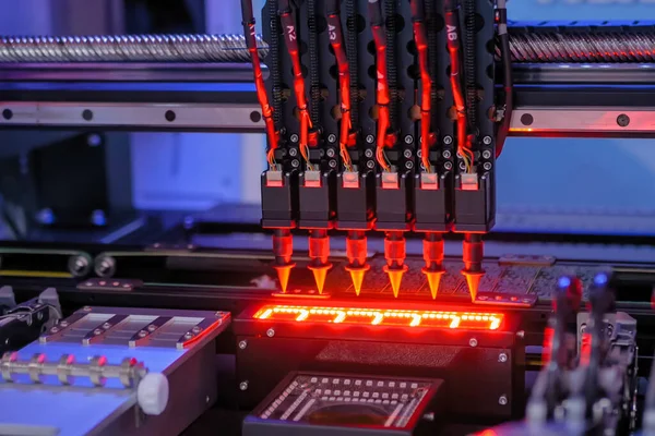 Otomatik KİS seçimi ve bilgisayar devre kartı montajı makinası