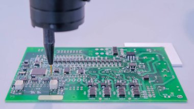 SMT pcb ile çalışırken dağıtıcı iğnesi ile otomatik manipülatör - kapat