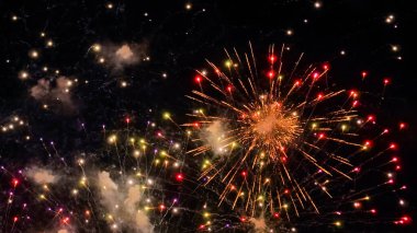 Tatil konsepti. Geceleri karanlık gökyüzünde renkli havai fişekler.
