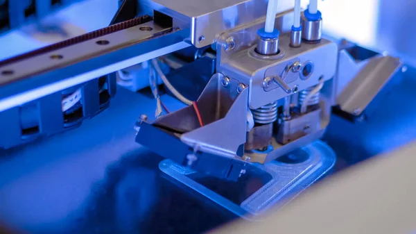 Háromdimenziós nyomtató gép fizikai 3D modellt nyomtat - közelkép — Stock Fotó