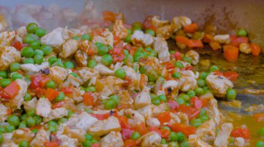 Büyük tavada et parçaları, biber, bezelye pişirme süreci - yakın çekim